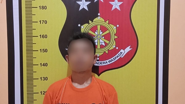 Pria yang mencoba menghilangkan barang bukti di Paluta (Waspada/Ist)
