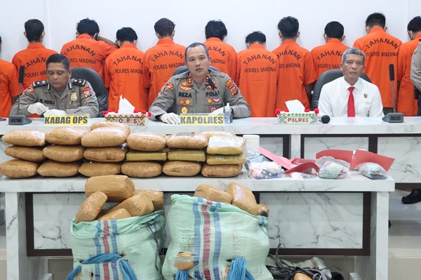 Kapolres Madina AKBP Reza CAS dan barang bukti Narkoba diamankan petugas. Waspada/Ist