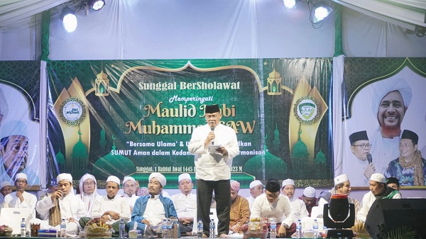 WAKIL Bupati Deliserdang HM Ali Yusuf Siregar menyampaikan sambutan pada peringatan Maulid Nabi Muhammad SAW di Lapangan Sepakbola Desa Sei Semayang Kecamatan Sunggal, Minggu (17/9) malam. (Waspada/Ist)