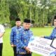 WAKIL Bupati Deliserdang HM Ali Yusuf Siregar didampingi Sekdakab Deliserdang H.Timur Tumanggor, S.Sos,MAP, menyerahkan Piagam Penghargaan ASN Teladan tingkat Administrator Tahun 2023 kepada Sekretaris Dinas Pendidikan Deliserdang Yusnaldi, MPd, usai Apel Gabungan ASN lingkungan Pemkab Deliserdang di halaman Kantor Bupati Deliserdang, Senin (18/9). (Waspada/Khairul K Siregar/B)