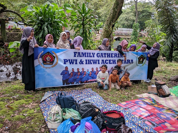 Anggota PWI dan IKWI Aceh Utara mengikuti kegiatan Family Gathering objek wisata Minikulus, Kabupaten Bener Meriah. PWI Aceh Utara Perkuat Silaturahmi Melalu Family Gathering