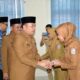 SEKDAKAB Deliserdang H.Timur Tumanggor, S.Sos,MAP, didampingi Kepala BKPSDM Drs.M.Abduh Rizali Siregar, MSi dan Kadis Kesehatan dr.Asri Ludin Tambunan, M.Ked (PD) memberi ucapan selamat kepada salah seorang Kepala UPT Puskesmas yang baru dilantik di Aula BKPSDM Deliserdang, Senin (18/9).(Waspada/Khairul K Siregar/B)