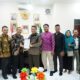Ketua PP IKA SMANSA menyerahkan berkas Berita Acara Munas dan Susunan Pengurus Pusat IKA SMANSA berikut Dewan Pakar dan Dewan Pertimbangan kepada Pj Wali Kota Tebingtinggi Syarmadi, Kamis (7/9). Waspada/Ist