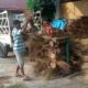 Pekerja sedang menimbang sapu lidi sawit di Gudang pengumpulan sapu lidi sawit milik Edi Sahputra di Kampung Bukit Rata, Kecamatan Kejuruan Muda, Kabupaten Aceh Tamiang, Senin (18/9)sore. Waspada/Muhammad Hanafiah