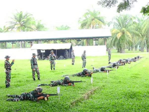 Personel Kodim 0117/Aceh Tamiang saat mengikuti latihan menembak senjata ringan di lapangan tembak Batalyon Infanteri 111/ KB Desa Sapta Marga, Kecamatan Manyak Payed, Kabupaten Aceh Tamiang. Waspada/Yusri