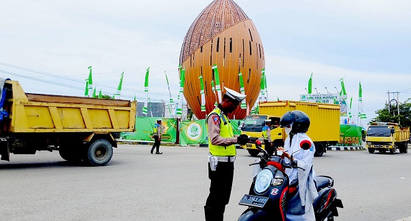 Personil Satlantas Polres Pidie melakukan hunting terhadap kendaraan di Bundara Aneuk Mulieng Kota Sigli, Selasa (19/9) Waspada/ Muhammad Riza