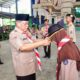 KA KWARCAB Gerakan Pramuka Deliserdang HM Ali Yusuf Siregar yang juga Wakil Bupati Deliserdang menyematkan badge kepada salah seorang peserta pada pembukaan KMD di Pondok Pesantren Mawaridussalam Desa Tumpatan Nibung Kecamatan Batangkuis, Selasa (19/9).- (Waspada/Khairul K Siregar/B)