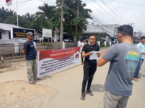 Aliansi pemuda Sumatera Utara menggelar aksi membagikan selebaran ke ke pengguna jalan di halaman Kantor Kejari Palas, Selasa (19/9) (Waspada/Ist)