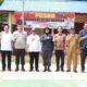 Wabup Simalungun H.Zonny Waldi dan Kapolres AKBP Ronald FC Sipayung, foto bersama dengan tim penilai dan warga setempat dalam rangka lomba Kampung Bebas Narkoba Tingkat Polda Sumatera Utara (Sumut) di Nagori Moho, Selasa (19/9).(Waspada/ist).