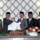 Pj.Wali Kota Banda Aceh Amiruddin (dua dari kiri) menyerahkan dokumen kesepakatan KUA-PPAS tahun anggaran 2024 kepada Ketua DPRK Banda Aceh Farid Nyak Umar didampingi dua wakil ketua Usman dan Isnaini Husda dalam sidang penutupan di gedung dewan setempat, Jumat (01/09/23). (Waspada/T.Mansursyah)