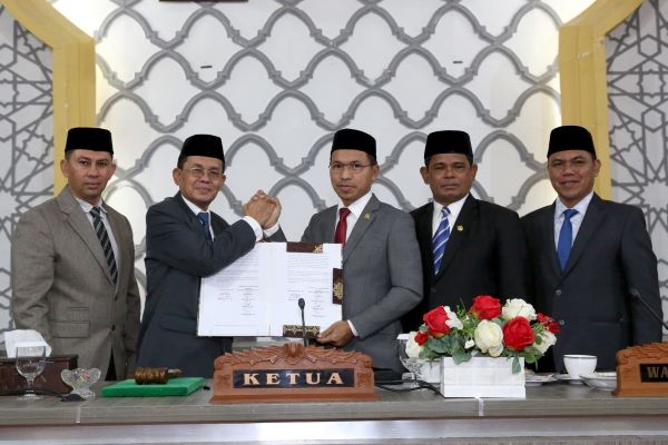 Pj.Wali Kota Banda Aceh Amiruddin (dua dari kiri) menyerahkan dokumen kesepakatan KUA-PPAS tahun anggaran 2024 kepada Ketua DPRK Banda Aceh Farid Nyak Umar didampingi dua wakil ketua Usman dan Isnaini Husda dalam sidang penutupan di gedung dewan setempat, Jumat (01/09/23). (Waspada/T.Mansursyah)