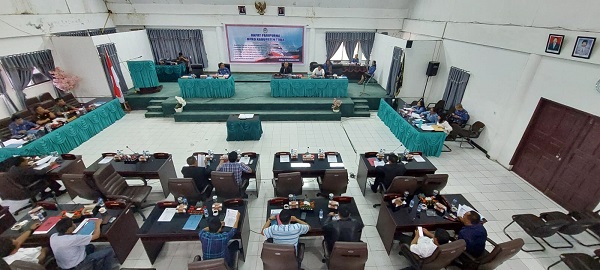 Paripurna DPRD Kab Toba bersama Eksekutif bahas P.APBD tahun 2023 dan dua Ranperda usulan Eksekutif, Senin (18/9). Waspada/Ramsiana Gultom