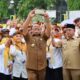 Wali Kota P.Siidmpuan Irsan Efendi Nasution selfi bersama petugas pendataan psda Apel PL-KUMKM 2023 di Halaman Kantor Wali Kota, Jl.Sudirman, P.Sidimpuan, Selasa (19/9).Waspada/ist.