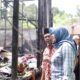Wabup Madina Atika Azmi Utammi Nasution terpana melihat rumah warga Simangambat hangus. Waspada/Ist