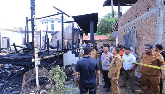 Tinjau Kebakaran Lueng Bata, Amiruddin Serahkan Bantuan Bagi Korban