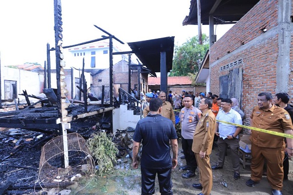 Pj.Wali Kota Banda Aceh Amiruddin bersama sejumlah pejabat meninjau lokasi kebakaran di gampong Lhueng Bata dan sekaligus menyerahkan bantuan kepada korban kebakaran, Selasa (19/09/23). (Waspada/Ist)