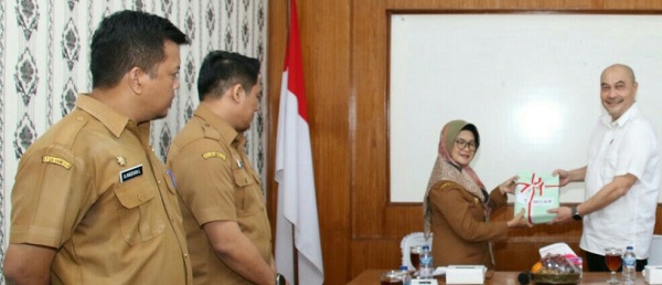 Wali Kota Susanti Dewayani (kiri) menyampaikan SK tentang penetapan lokasi pembangunan jalan lingkar luar barat Kota Pematangsiantar ke Kepala BPN di kantor BPN, Jl. Dahlia, Selasa (19/9).(Waspada-Ist).