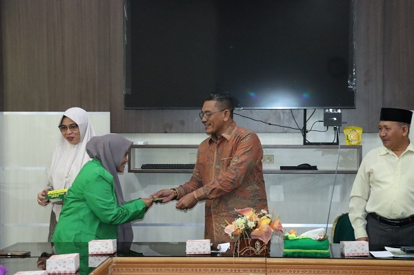 Rektor IAIN Langsa, Prof. Dr. Ismail Fahmi Arrauf Nasution, MA sata menyerahkan beasiswa Aceh Carong secara simbolis kepada 73 mahasiswa Institut Agama Islam Negeri (IAIN) Langsa di ruang rapat rektor, Rabu (20/9). Waspada/dede