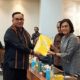 Anggota Fraksi Partai Golkar DPR RI, H.M.Salim Fakhry.SE.MM, serahkan langsung pandangan mini berisikan usulan dan rekomendasi dana APBN 2024 pada Menteri Keuangan Sri Muliyani. Waspada/Ist