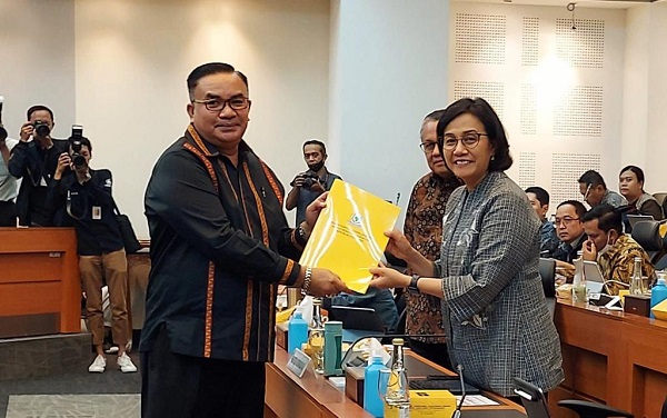 Anggota Fraksi Partai Golkar DPR RI, H.M.Salim Fakhry.SE.MM, serahkan langsung pandangan mini berisikan usulan dan rekomendasi dana APBN 2024 pada Menteri Keuangan Sri Muliyani. Waspada/Ist