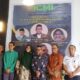 Dr. SABARUDDIN Siahaan, S.PdI, M.Sos, sang pengarang buku (tiga kanan) foto bersama dengan narasumber, moderator dan peserta. (Waspada/Khairul Boangmanalu)