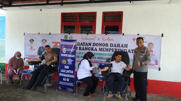 PMI Palas menggelar kegiatan donor darah dalam rangka peringatan HUT ke-78 PMI, yang diikuti ASN di lingkungan Pemkab Palas dan personel Satlantas Polres Padanglawas.(Waspada/Idaham Butar Butar/B)