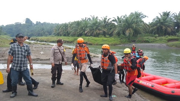 Jenazah korban hanyut Azzam Aditya ketika dievakuasi dari Sungai Binjai. (Waspada/Ist).