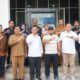 Pj Bupati Aceh Besar Muhammad Iswanto didampingi Kadis Pertanian Aceh Besar Jakfar, foto bersama usai menerima audiensi Dekan FKH USK drh Teuku Reza Ferasyi MSc PhD bersama tim di Kantor Dekranasda, Desa Gani, Ingin Jaya. (Waspada/Zafrullah)