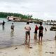 Terlihat warga menyaksikan salah satu kapal kargo bermuatan bahan pangan telah tiba di Pelabuhan Simuk, Kamis (21/9). Waspada/Ist