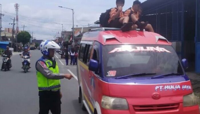 Penumpang Di Atas Kap, Satlantas Lakukan Penegakan Hukum 
