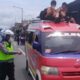 Personel Satlantas Polres Pematangsiantar menghentikan minibus PT Mulia Jaya yang menaikkan penumpang di atas kap mobil minibus yang dapat membahayakan penumpang dan pengguna jalan lainnya serta melakukan penegakan hukum terhadap sopir dengan menilang di Jl. Melanthon Siregar, Sabtu (2/9).(Waspada-Ist). 