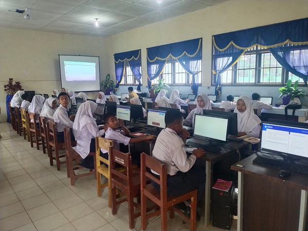 Siswa SMP saat mengikuti Asesmen Nasional Berbasis Komputer (ANBK) Tahun Pelajaran 2023/2024. Waspada/Ist