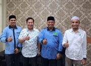 Pengurus DPD BKPRMI Aceh Timur, berfoto dengan Pemimpin Bank Aceh Cabang Idi, Samsul Bahri (2 kiri) di sela-sela silaturahmi ke Kantor Bank Aceh Cabang Idi, Jumat (22/9). Waspada/Ist.