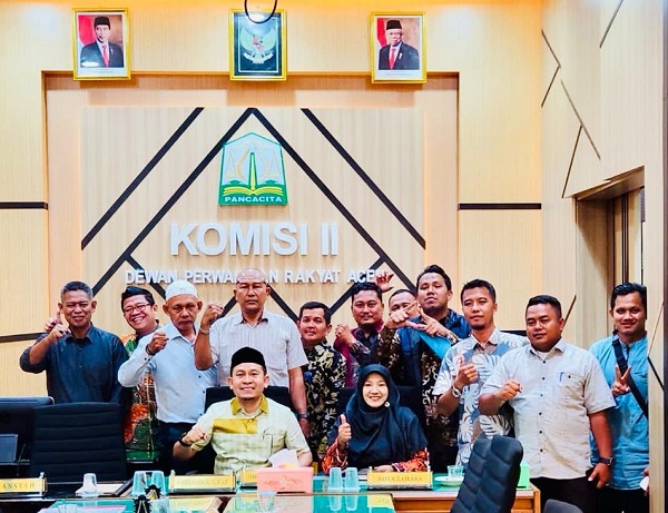 Ketua Komisi 2 DPR Aceh dari Fraksi Gerindra, Khairil Syahrial, ST, MAP didampingi Nova Zahara, MA dari Fraksi PKS, Nova Zahara, MH saat menerima audiensi Datok Penghulu (Kepala Desa) dari Kecamatan Kejuruan Muda, Kabupaten Aceh Tamiang di ruang Komisi 2 DPR Aceh. Waspada/ist