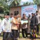 Plt. Bupati Padanglawas, drg. H. Ahmad Zarnawi Pasaribu menyerahkan bantuan bedah rumah kepada lima keluarga penerima manfaat. (Waspada/Idaham Butar Butar/B)