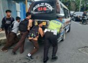 Angkot Mogok, Personel Satlantas Bantu Dorong 