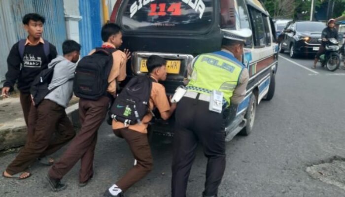 Angkot Mogok, Personel Satlantas Bantu Dorong 