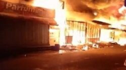 Tangkap layar video saat api melahap 55 unit rumah dan ruko di Simpang Tiga/Potongan Sinabang, Desa Suka Jaya Sinabang, Minggu pagi kemarin. Waspada/Dok