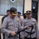 Kapolres Langsa, AKBP Muhammadun,SH melakukan pengecekan fisik senjata api (senpi) dan kendaraan dinas (randis) Polri baik roda empat dan dua di halaman Mapolres setempat, Senin (25/9). Waspada/dede