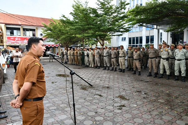 Sekdako Banda Aceh, Wahyudi, saat memimpin apel gabungan Satpol PP & WH di halaman kantor Satpol PP & WH Banda Aceh. (Waspada/Zafrullah)