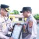 Kapolres Lhokseumawe, AKBP Henki Ismanto beri penghargaan kepada personel Humas dan Satreskrim, berlangsung di lapangan apel Satya Haprabu Mapolres Lhokseumawe, Senin (25/9). Waspada/Zainuddin. Abdullah