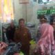 Pj Wali Kota Langsa, Syaridin, saat melakukan peninjauan pupuk bersubsidi di pusat pasar Kota Langsa, Senin (25/9). Waspada/Rapian