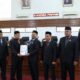 Pj Bupati Aceh Besar Muhammad Iswanto (dua kiri), menyerahkan rancangan perubahan KUA dan perubahan PPAS APBK Aceh Besar Tahun Anggaran 2023 yang diterima Ketua DPRK Aceh Besar Iskandar Ali SPd MSi di Gedung DPRK Aceh Besar, Senin (25/9). (Waspada/Zafrullah)