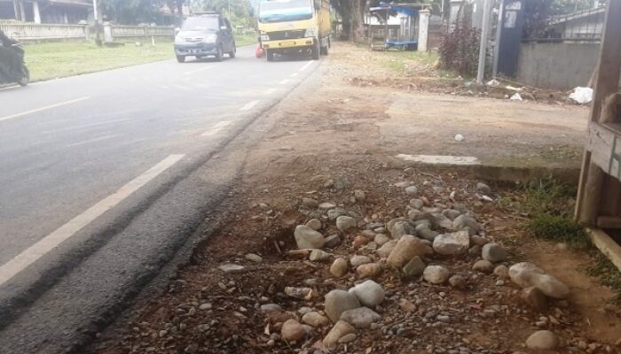 Rekanan Proyek Air Bersih Dituding Rusak Berem Jalan Nasional