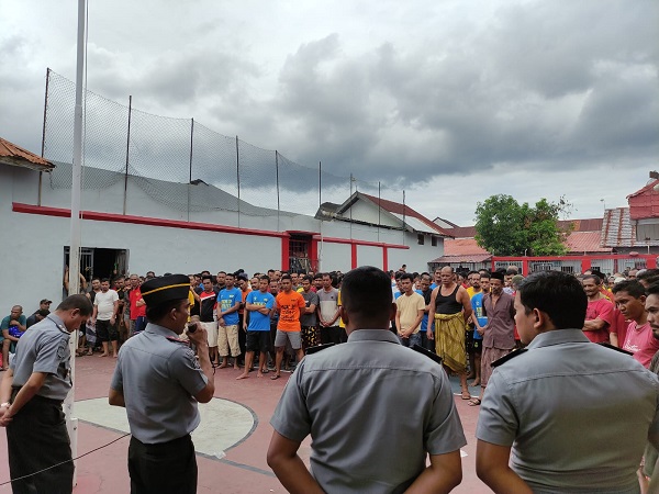 Kalapas Kelas IIA Lhokseumawe Efendi mensosialisasikan peresmian Lapas baru Nusakambangan, kepada para WBP di Lhokseumawe, Senin (25/9). Waspada/ist