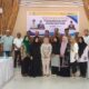 Kepala DPMPTSP Kota Langsa, Rusli Jufri, S.Sos.I, bersama peserta FGD saat berfoto bersama di Aula Vitra Tirta Raya Langsa, Selasa (26/9). Waspada/Rapian