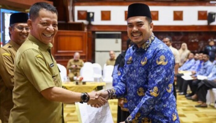 Pj Gubernur Serahkan 3.360 SK Pensiun Dan Naik Pangkat PNS