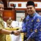 Penjabat Gubernur Aceh, Achmad Marzuki, saat menyerahkan194 SK Pensiun dan 3.166 SK kenaikan pangkat PNS Pemerintah Aceh dan Pemerintah Kabupaten/Kota se-Aceh, di Anjong Mon Mata, Meuligoe Gubernur Aceh, Banda Aceh, Selasa, (26/9). (Waspada/Zafrullah)