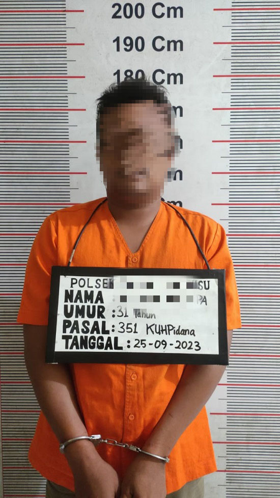 PREMAN kampung yang menganiaya IRT pedagang gorengan ditangkap Polsek Pangkalansusu. Waspada/Ist