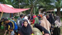 Pengungsi mengantri makan siang yang disiapkan petugas Dinas Sosial Aceh Timur di dapur pengungsian di halaman Kantor Camat Banda Alam, Aceh Timur, Selasa (26/9). Waspada/H Muhammad Ishak